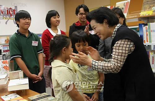 김여사, 캔버라 한국학교 학생 격려