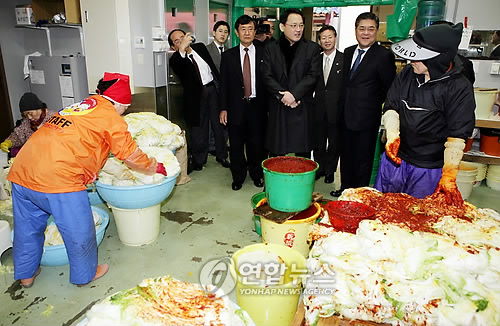 김치공장 시찰하는 유 장관