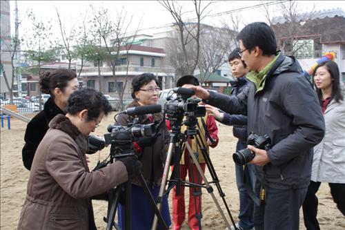 카메라를 든 노인들