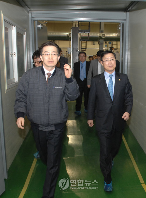 이윤호 장관, 네오세미테크(주) 현장 방문