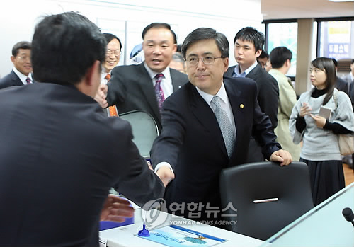 직원들 격려하는 금융위원장