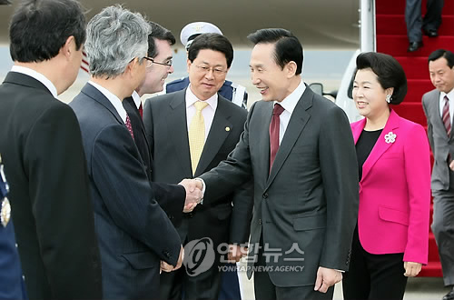 이 대통령, 환영인사들과 악수