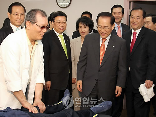 장애인 복지시설 방문한 이회창 총재