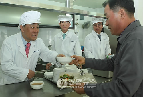 <카메라뉴스> 근로자에 배식하는 청주시장