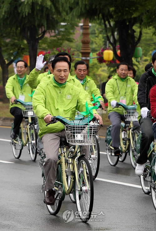 이 대통령 창원 자전거 축전 참가
