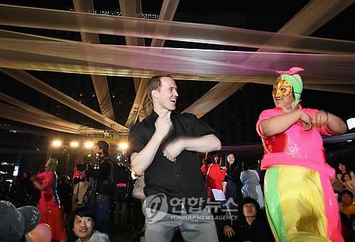 외국인도 즐거운 팔색무도회