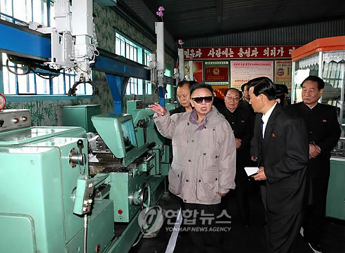 공장 시찰하는 김정일위원장