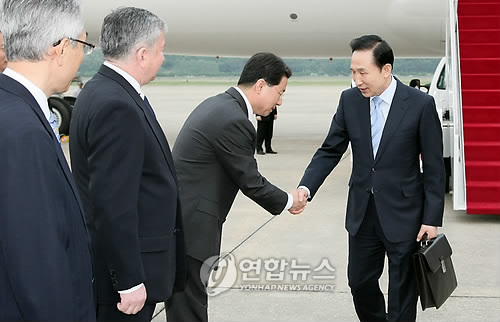 환영인사들과 악수하는 이 대통령