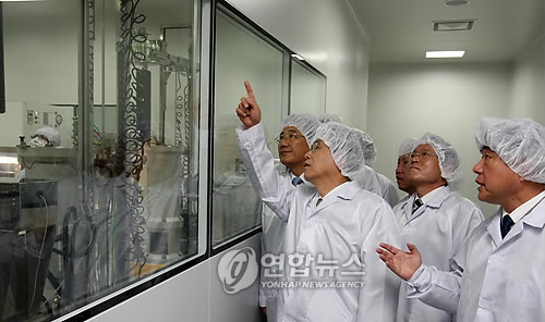 백신공장 둘러보는 한총리