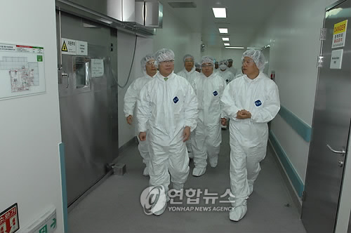 동물세포 배양기 생산시설 둘러보는 이윤호 장관