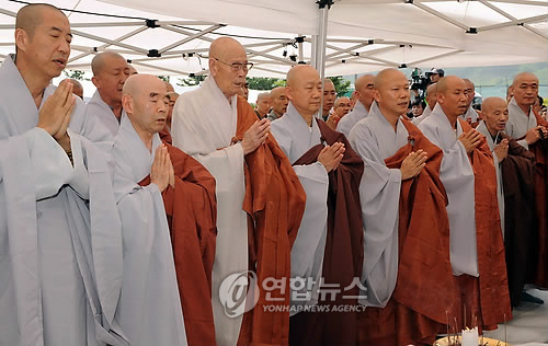 합장하는 해인사 스님들