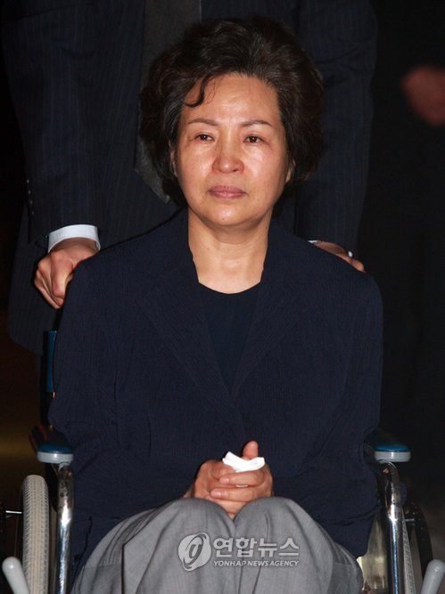 <盧전대통령 서거> 입관식 향하는 권 여사