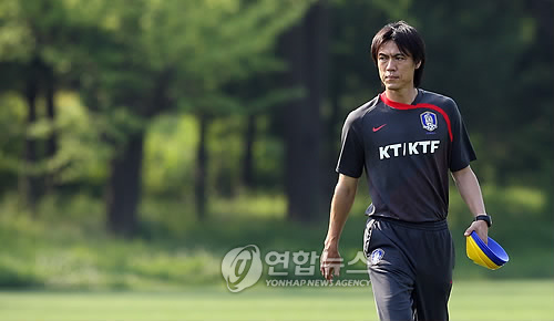 훈련지켜보는 홍명보 감독 관련자료 2