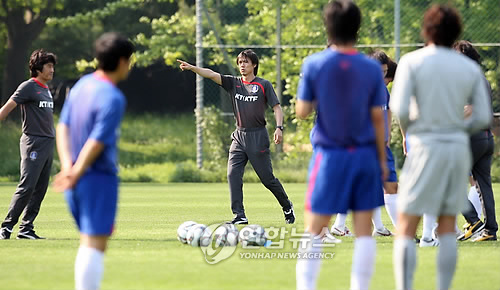 훈련지켜보는 홍명보 감독 관련자료 1