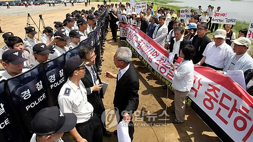 금강정비사업 착공식..한쪽에선