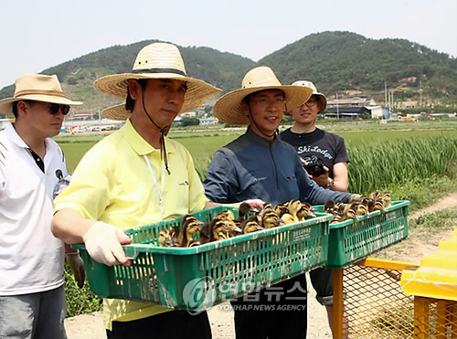 봉하마을 오리농법 행사..참여정부 인사 동참