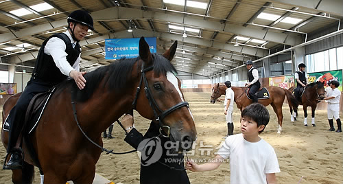 농협 안성 승마센터 개장