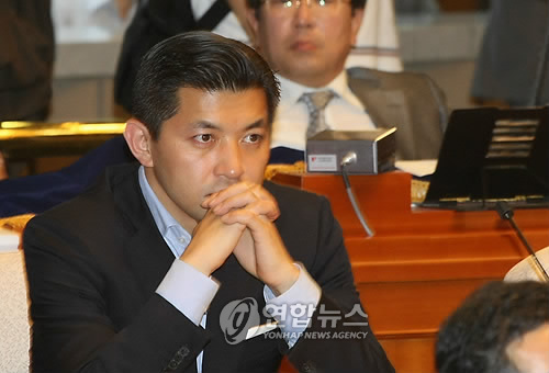 의원총회 참가한 홍정욱 의원