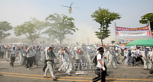 쌍용車 직원 3천여명 공장진입..11명 부상(3보)