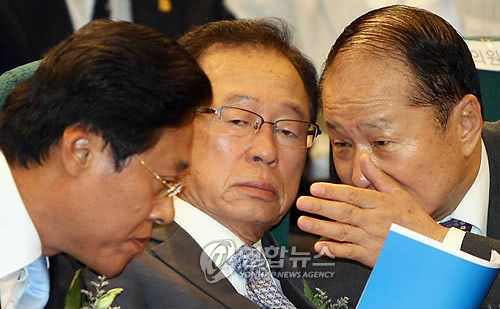 귀엣말 나누는 한나라당 지도부