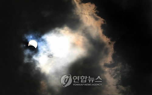 구름에 달 가듯 가는 해