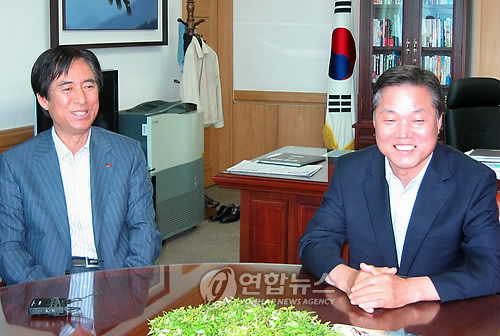 창원시장-롯데쇼핑 대표 `마트 허가 논의