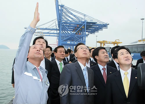 신항만 둘러보는 박희태 대표