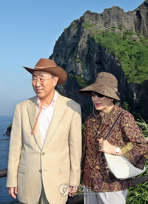 성산일출봉 찾은 반기문 총장 부부