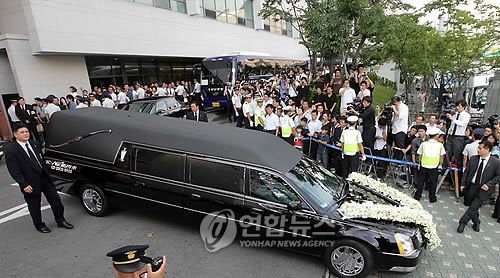 <김前대통령 서거> 병원 떠나는 김 前 대통령 운구행렬