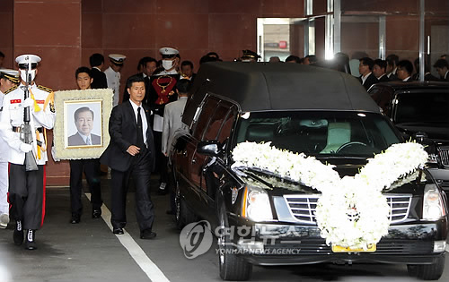 <김前대통령 서거> 병원 떠나는 김 前 대통령 운구행렬