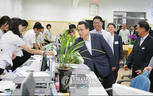 남해군청 방문한 한승수 국무총리