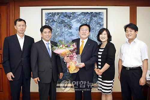 중소기업청 노조, 김기문 중기협회장에게 감사패