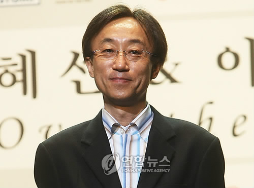 포즈 취하는 이사오 사사키