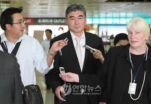 일본 방문 마치고 입국한 성 김 美 6자회담 특사