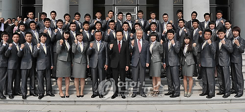 이 대통령, 국제기능올림픽 우승 선수단과 기념촬영