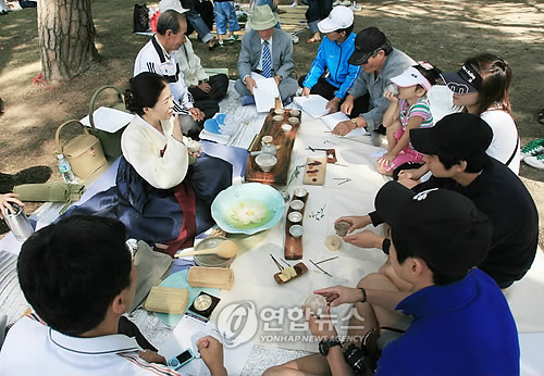 솔숲에서 마시는 전통차 맛 좋아요