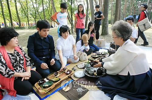 솔숲에서 마시는 전통차 맛 좋아요