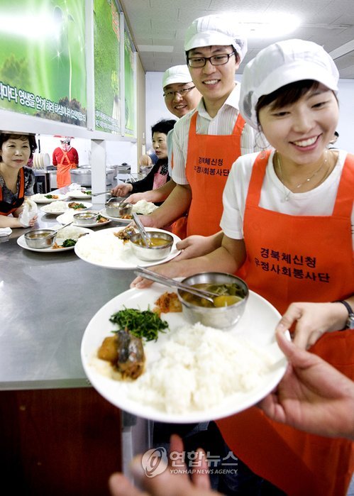 <카메라뉴스> 추석 앞 무료급식봉사