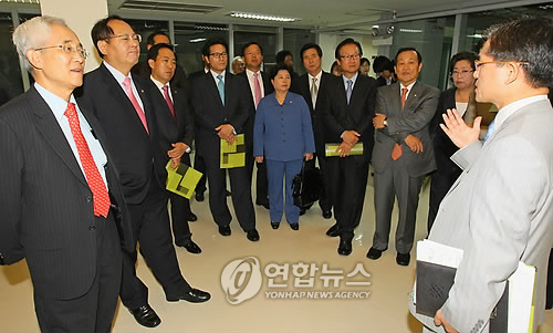 <2009 국감> 대학로예술극장 방문한 국회 문방위 위원들