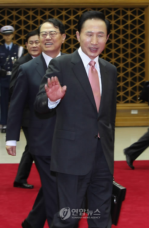 귀국하는 이 대통령