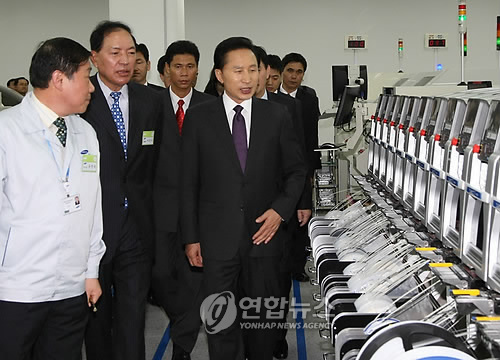 이 대통령 삼성전자 휴대폰 공장 방문