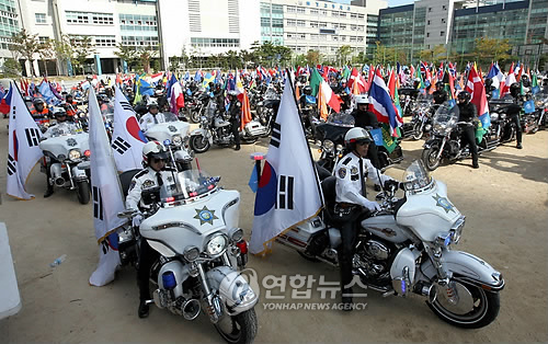 오토바이 타고 유엔전몰장병 추모