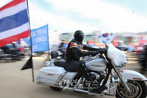 오토바이 타고 유엔전몰장병 추모