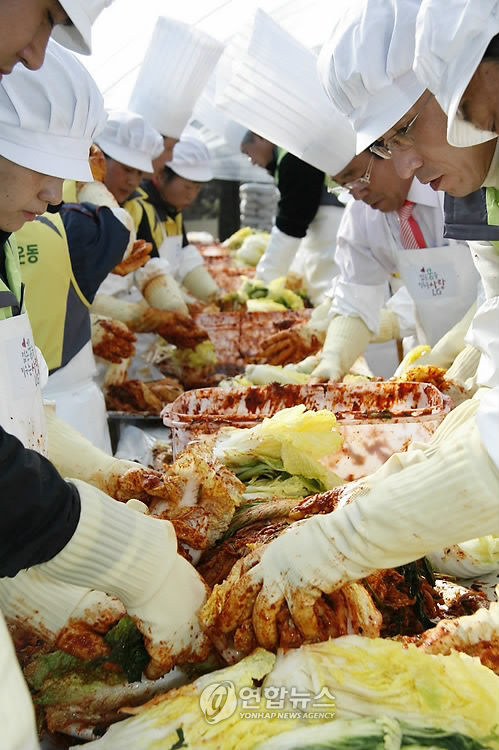 기업과 시골마을이 만드는 김장김치 먹어봐요~