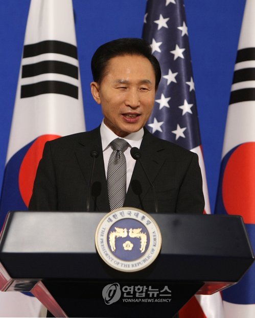 기자회견 하는 이 대통령