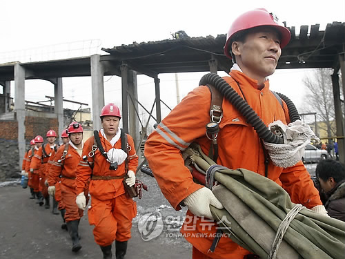 中 탄광 폭발현장 진입 준비하는 구조대원들