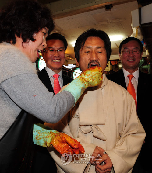 울산농수산물시장 찾은 강기갑 민노당 대표