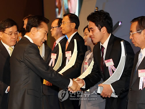 (주)덕성 5백만불 수출의 탑 수상