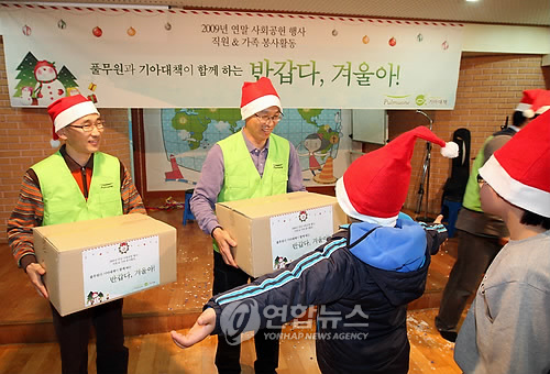 풀무원, 결손가정에 겨울용품 전하며 따뜻한 사랑 나눠