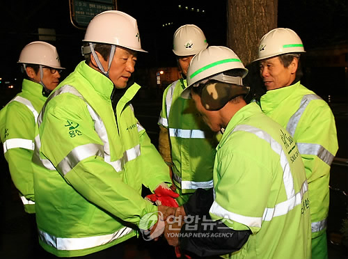 환경미화원들과 인사하는 정몽준 대표